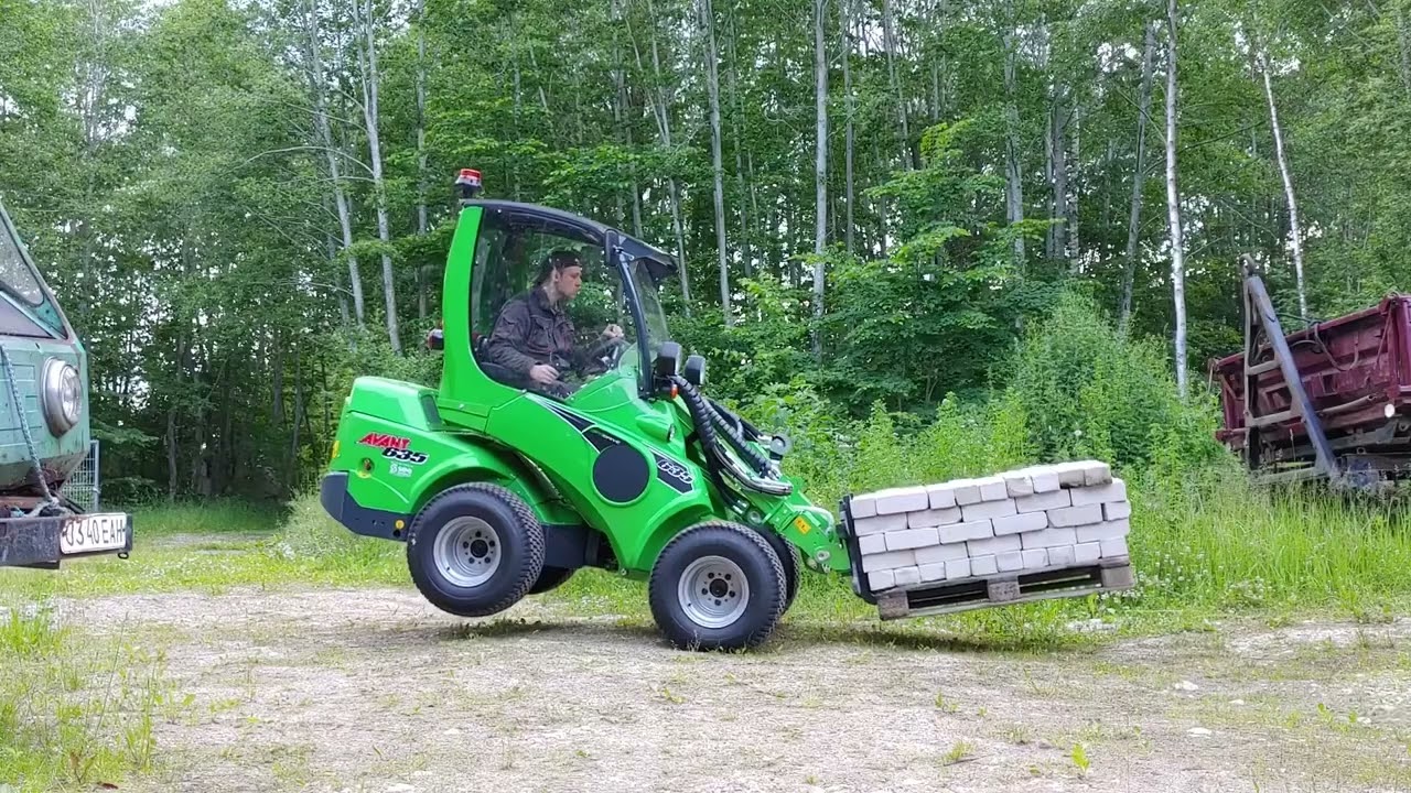Construction Equipment Avant 635 Articulated Mini Loader | Loading Fork Testing