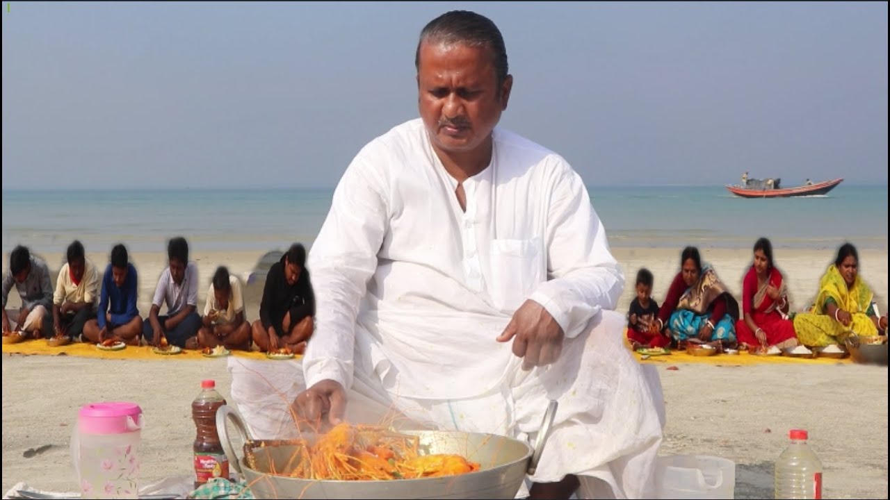 India, West Bengal,  bay of Bengal, Sea beach cooking and eating / Sea Beach Cooking Prawn Cooking