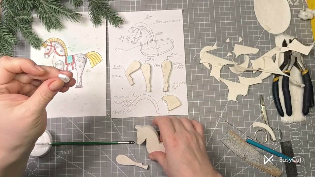ЛОШАДКА ДЛЯ ЩЕЛКУНЧИКА. Игрушка на елку из ваты. Урок 3  Грива, хвостик, ноги приклеиваем к туловищу