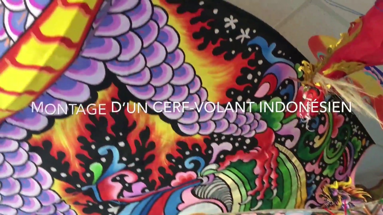 MONTAGE D’UN CERF-VOLANT INDONÉSIEN