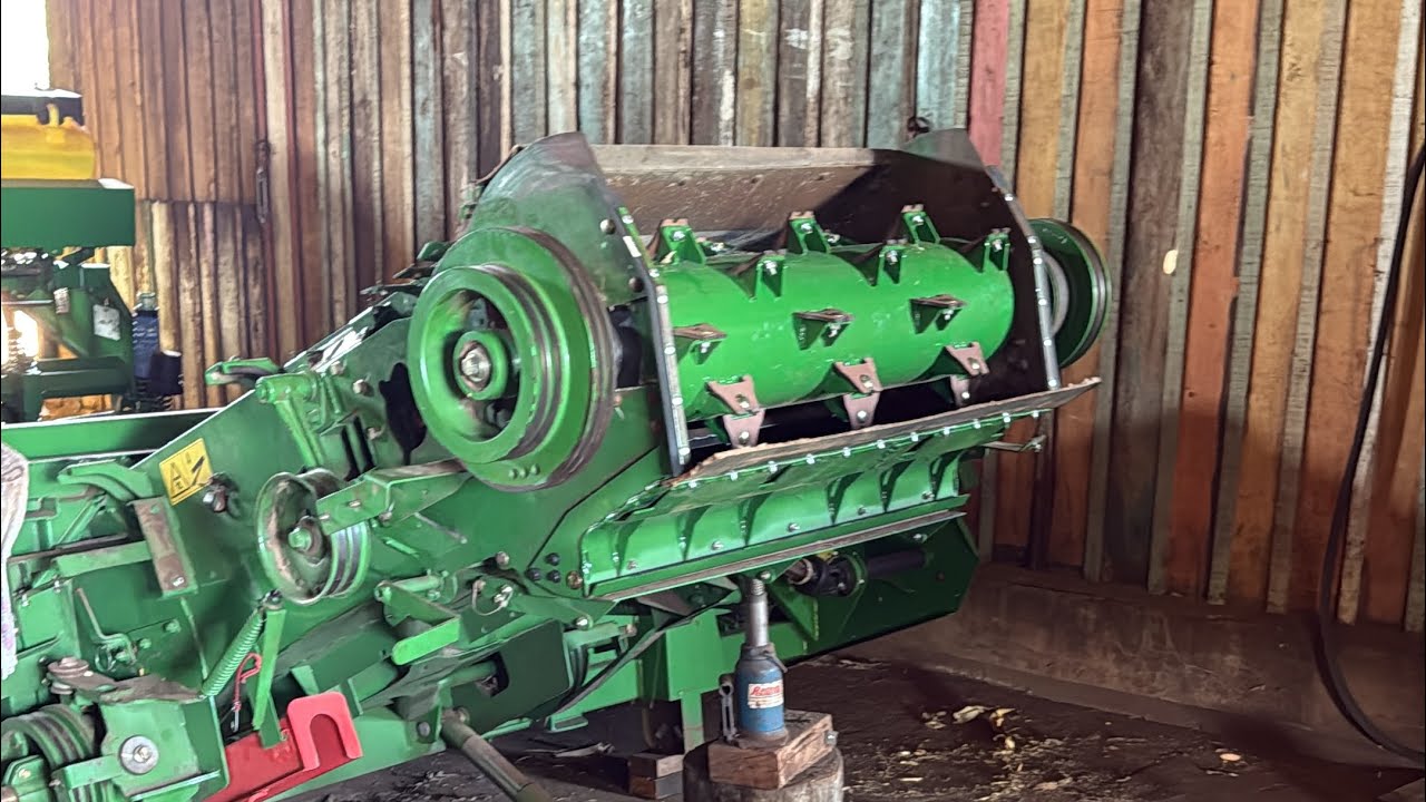 Revisando o alimentador e colocando o kit da Kampagrill Rincão Peças na John Deere S440