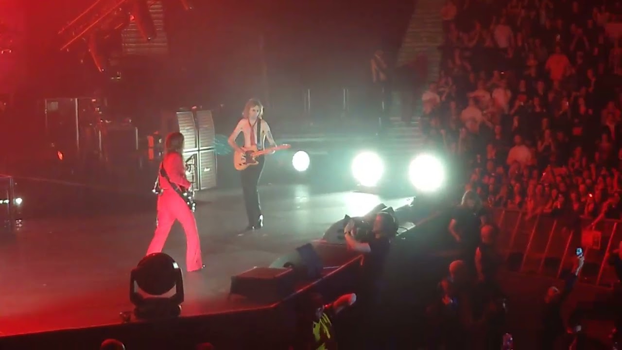 Maneskin - Bla Bla Bla - live AO Arena Manchester 19 Dec 2023