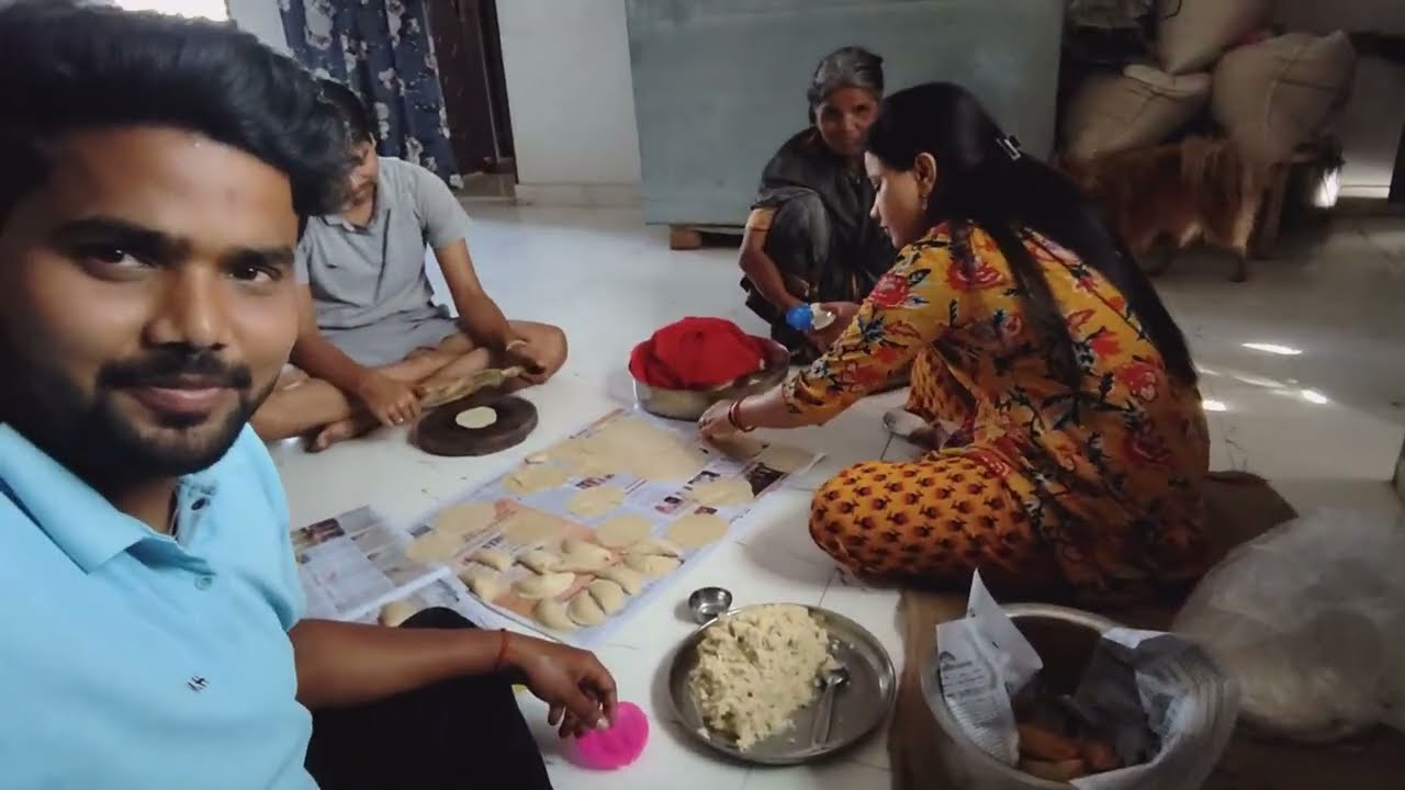 सब लोगों ने मिलकर बनाई घर पर गुझिया ❤️ 