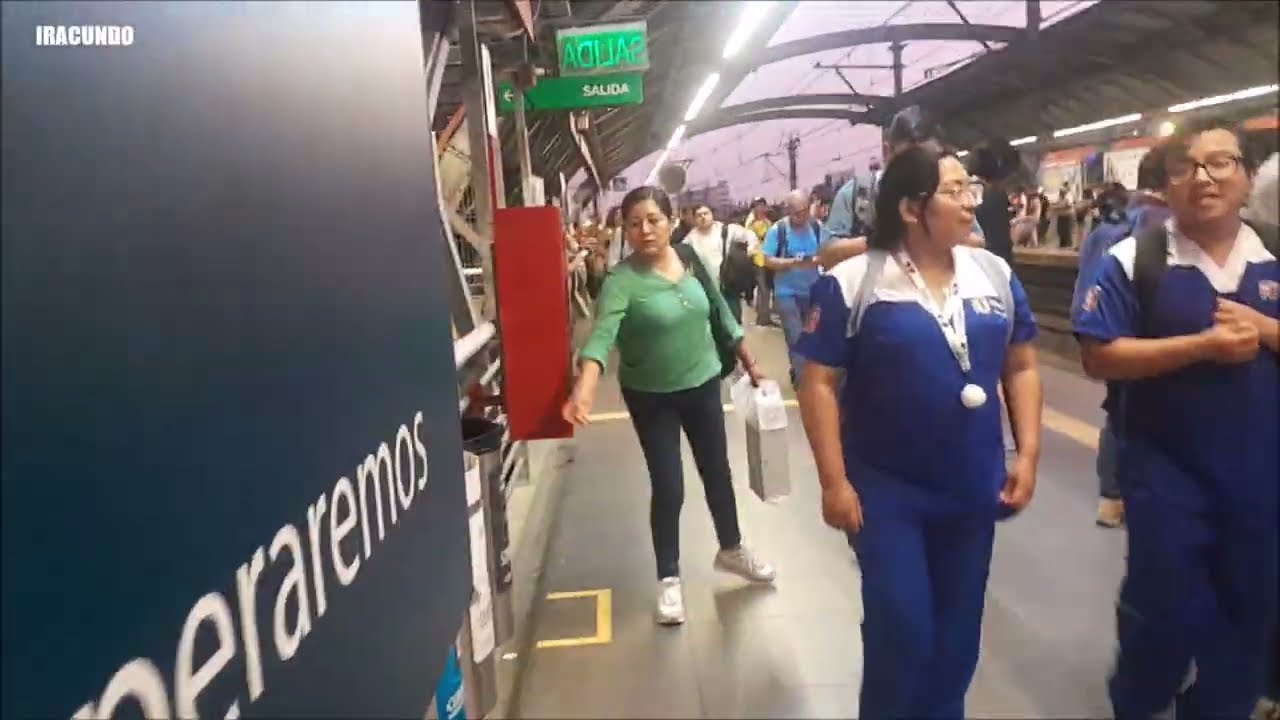 Es hora punta en la ESTACION LA CULTURA de la Linea 1 del Metro de Lima. Marzo 2024.