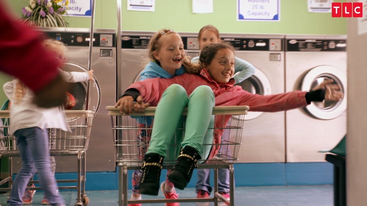 Doing Laundry For 25 People Creates Chaos At The Laundromat | Meet the Putmans