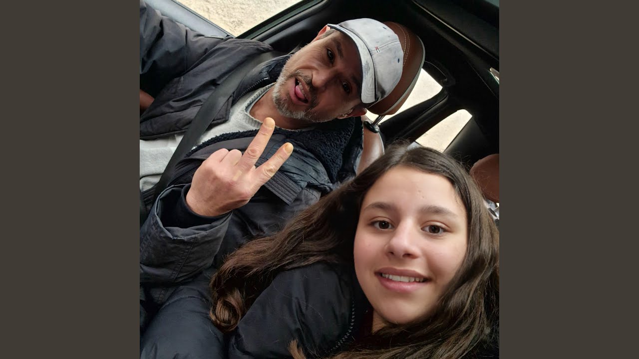 MAIN DANS LA MAIN