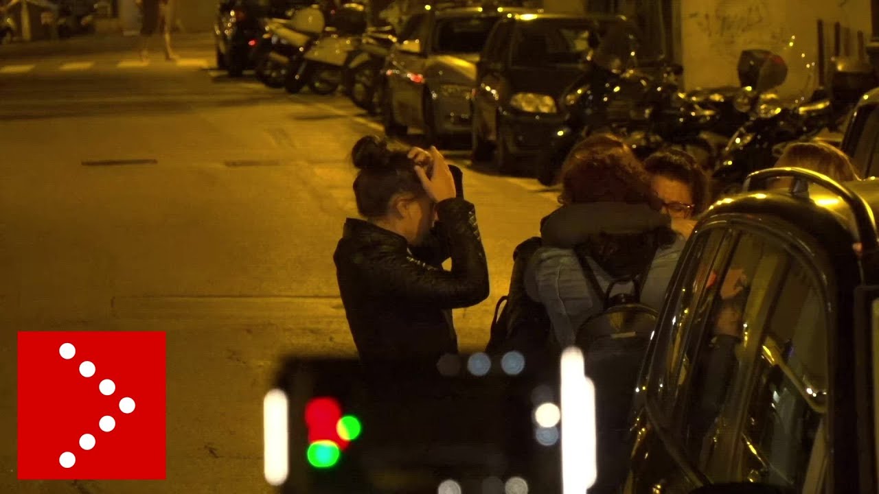 Trieste, il dolore degli amici: l'abbraccio fuori la Questura