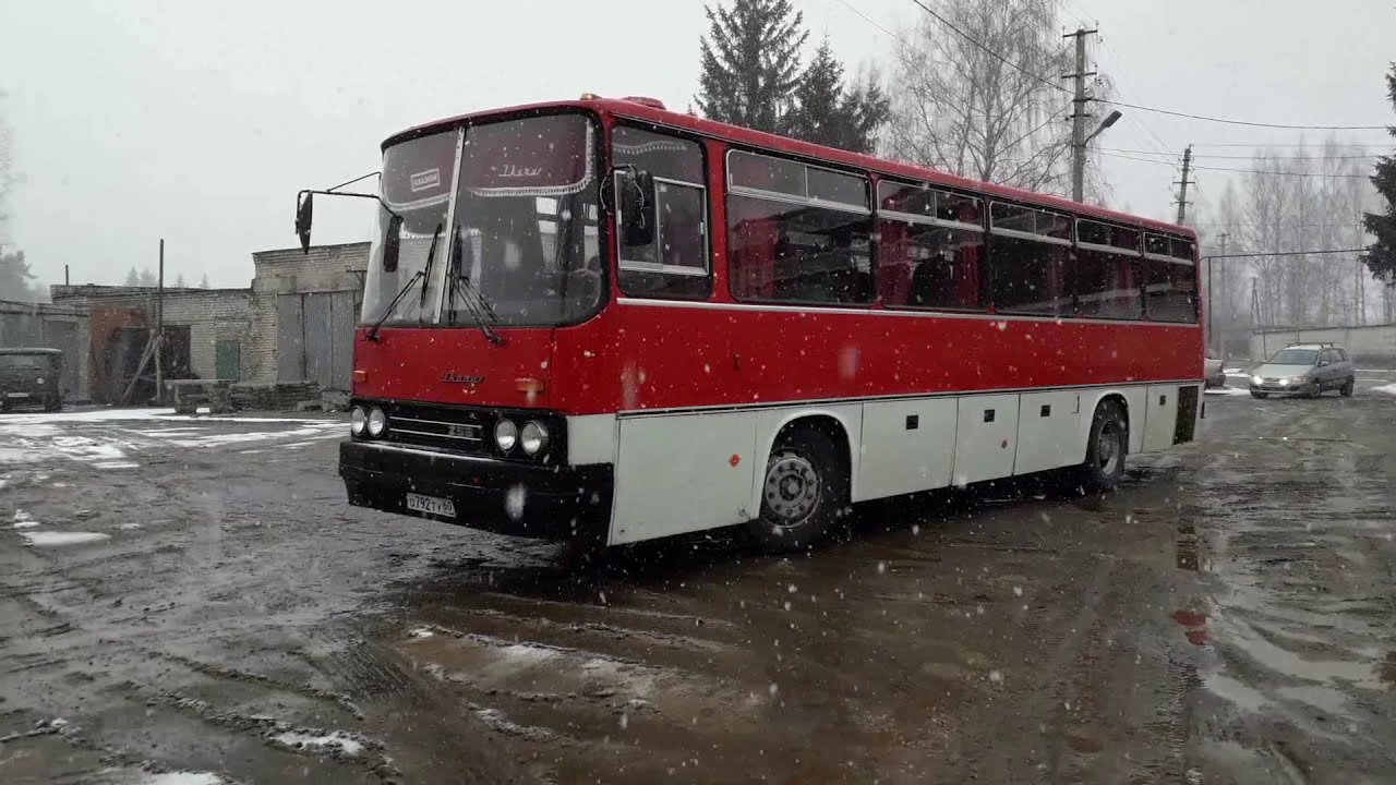 Загоняем на яму Икарус 256 на плановые ремонтные работы .