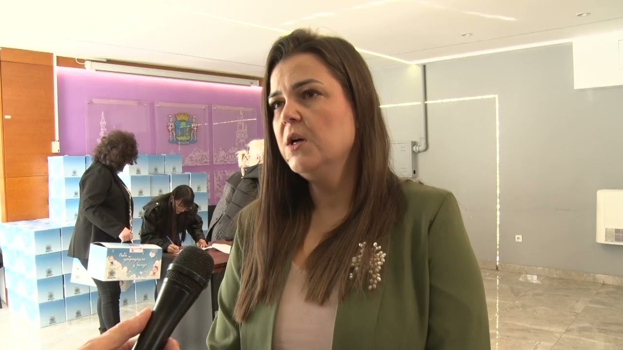 PODELA PAKETA BEBO DOBRODOŠLA U ZEMUN: Predsednica Skupštine gradske opštine Zemun Andrijana Kukolj