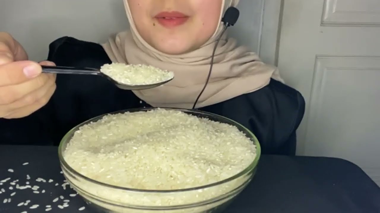 ASMR RAW RICE || @dewichannell MAKAN BERAS MENTAH BRAND SINTANUR WANGI 🌾😋