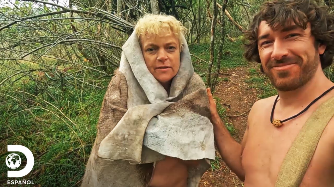 Jeff y Stacey encuentran piel y cuchillos de caza | Supervivencia al Desnudo: El &uacute;ltimo en pie