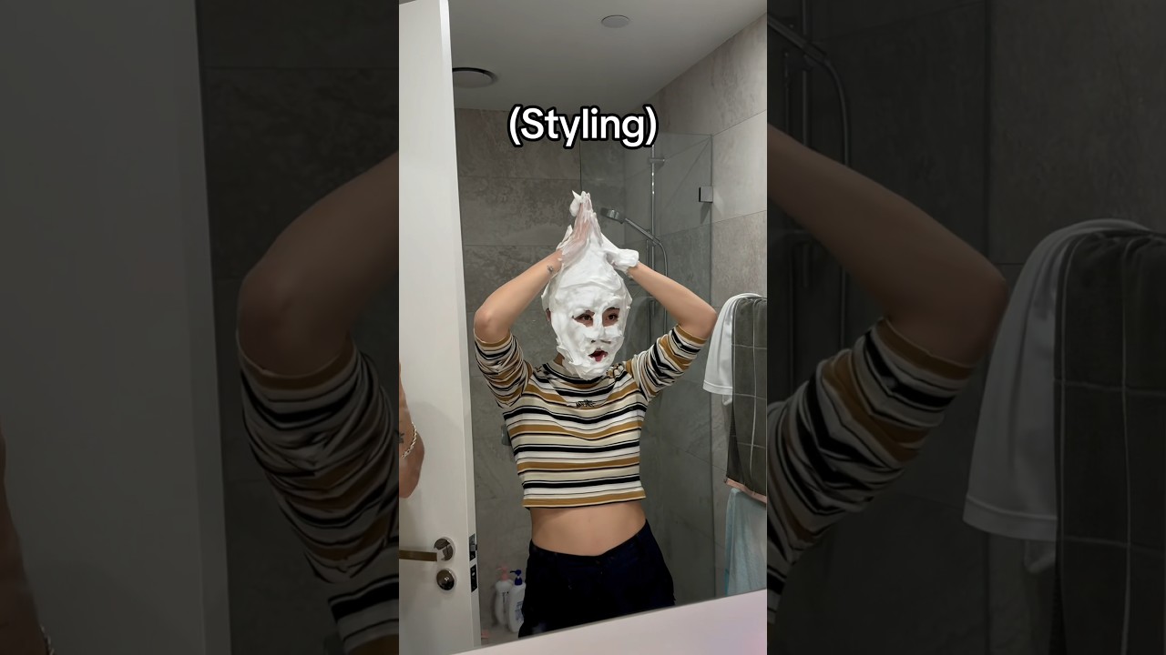 Что она делает в ванной 🚿?! 