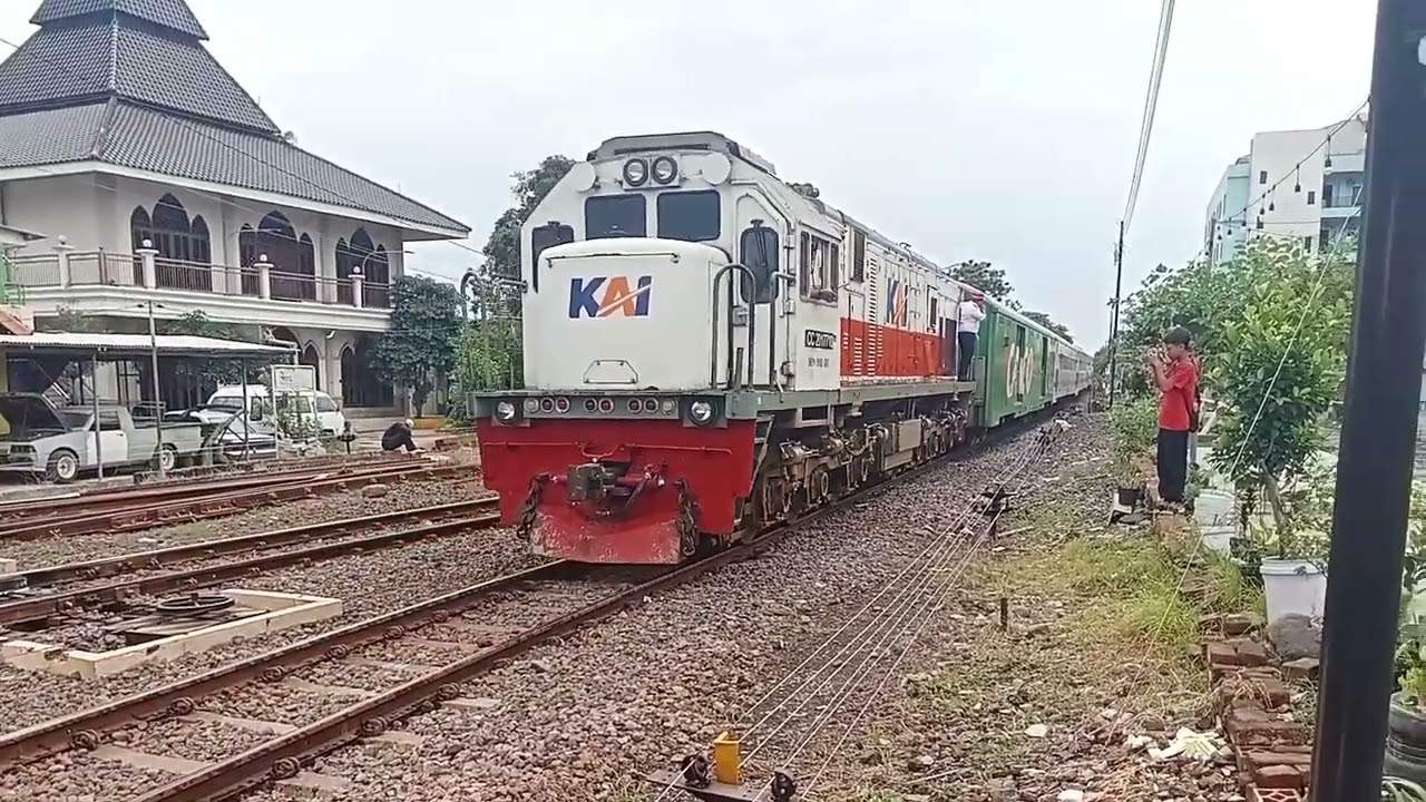 MOMEN TIDAK TERDUGA KA SRI TANJUNG TERJADI DI STASIUN SIDOARJO⁉️