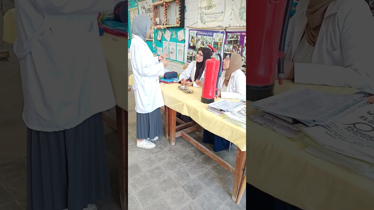 التمييز بين الخامات الطبيعيه والخامات الصناعيه عن طريق الحرق وعملية التقييم للطالبات في المخرج ١و٢