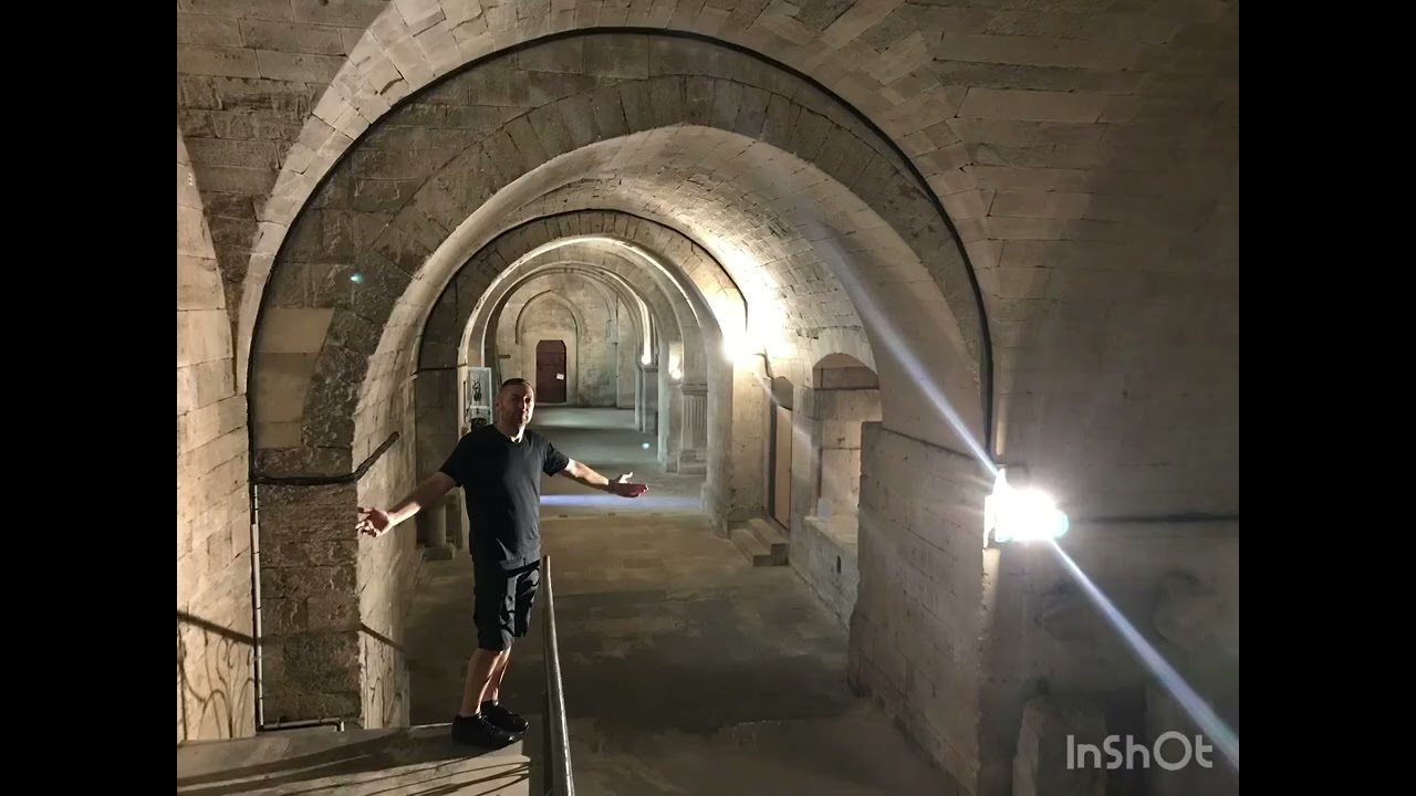 &Eacute;glise abbatiale de Saint-Gilles du Gard. France. Аббатская церковь Сен-Жиль-дю-Гар. Франция