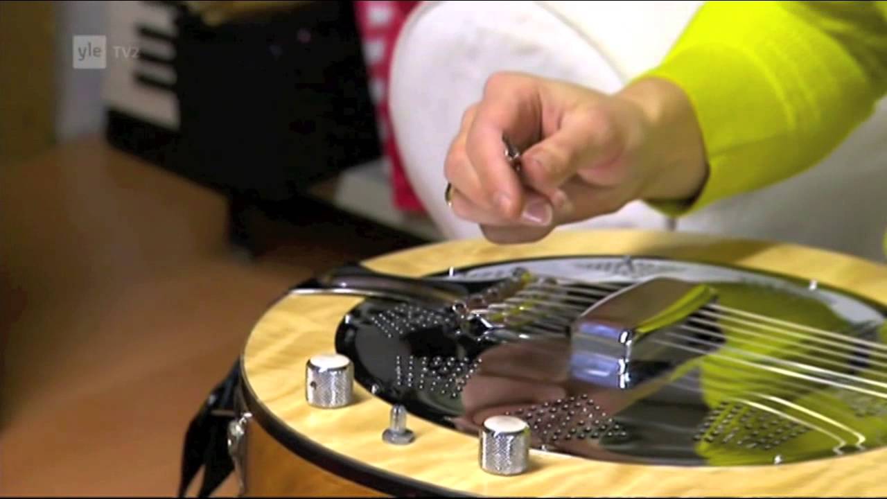 Erja Lyytinen with Custom Boards pedalboard (in Finnish, YLE)