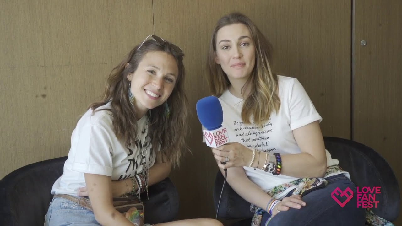 A Tribute to the Wynonna Earp cast Melanie Scrofano, Kat Barrell, Dominique Provost-Chalkley - Cons
