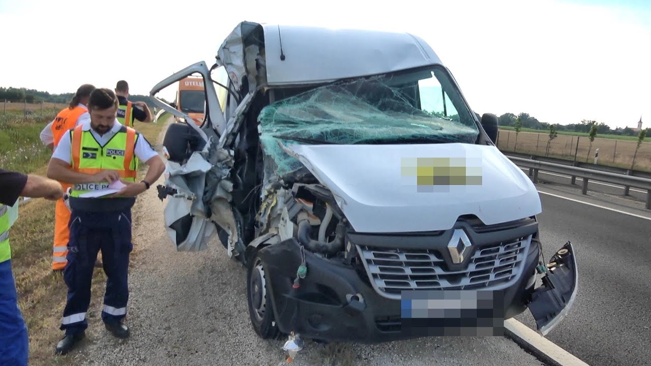 Volvo kamion pótkocsijába hajtott egy Renault furgon az M86-os autóúton, Zanatnál