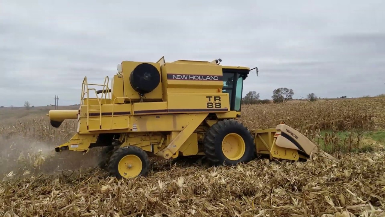 2019 SW Iowa Corn Harvest New Holland TR88 Combine