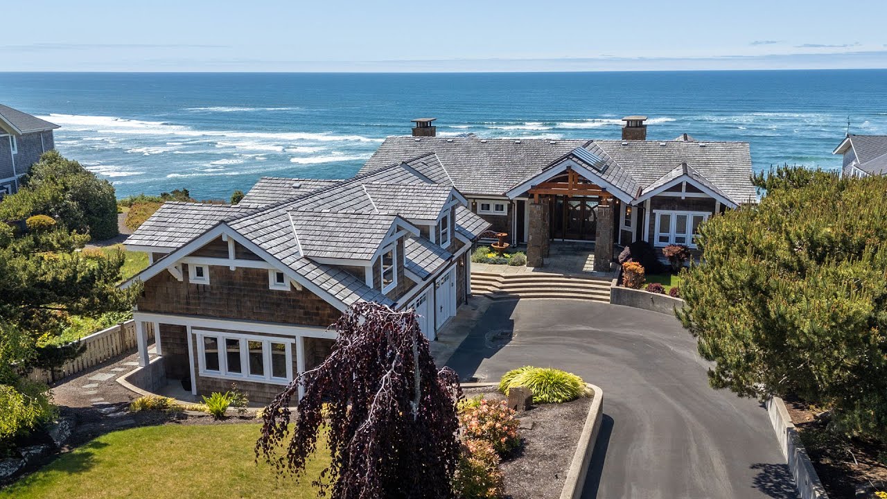 Luxurious oceanfront home in Tillamook