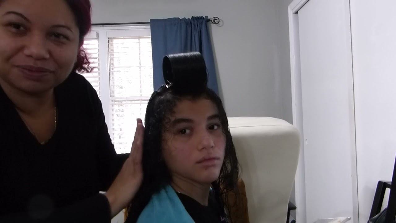 Roller setting my daughter's hair/Haciendole rolos a mi hija