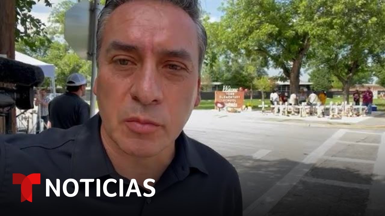 Tristes escenas de padres junto a las cruces de sus hijos en Uvalde | Noticias Telemundo
