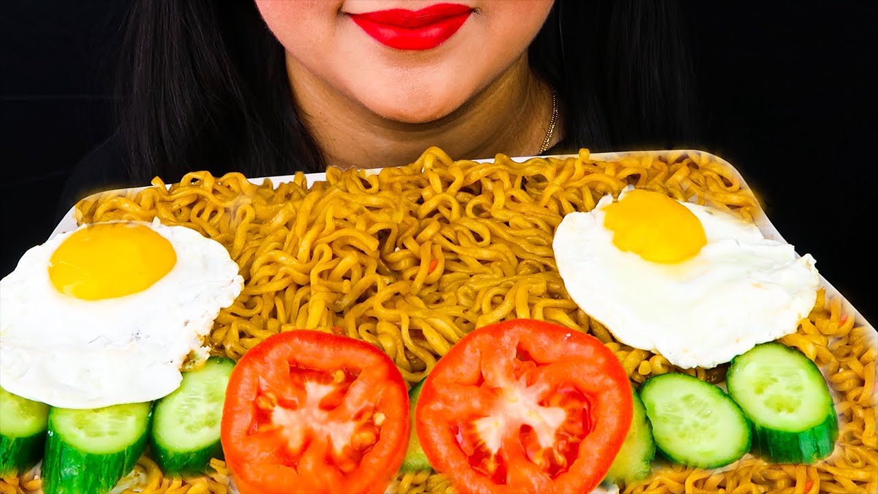 Eating Spicy Samyang Fire Noodles with Fried Eggs (Asmr Mukbang Eating Show)