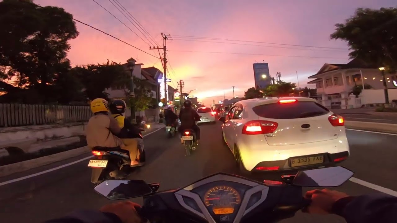 Suasana Tugu Jogja Saat Sunset