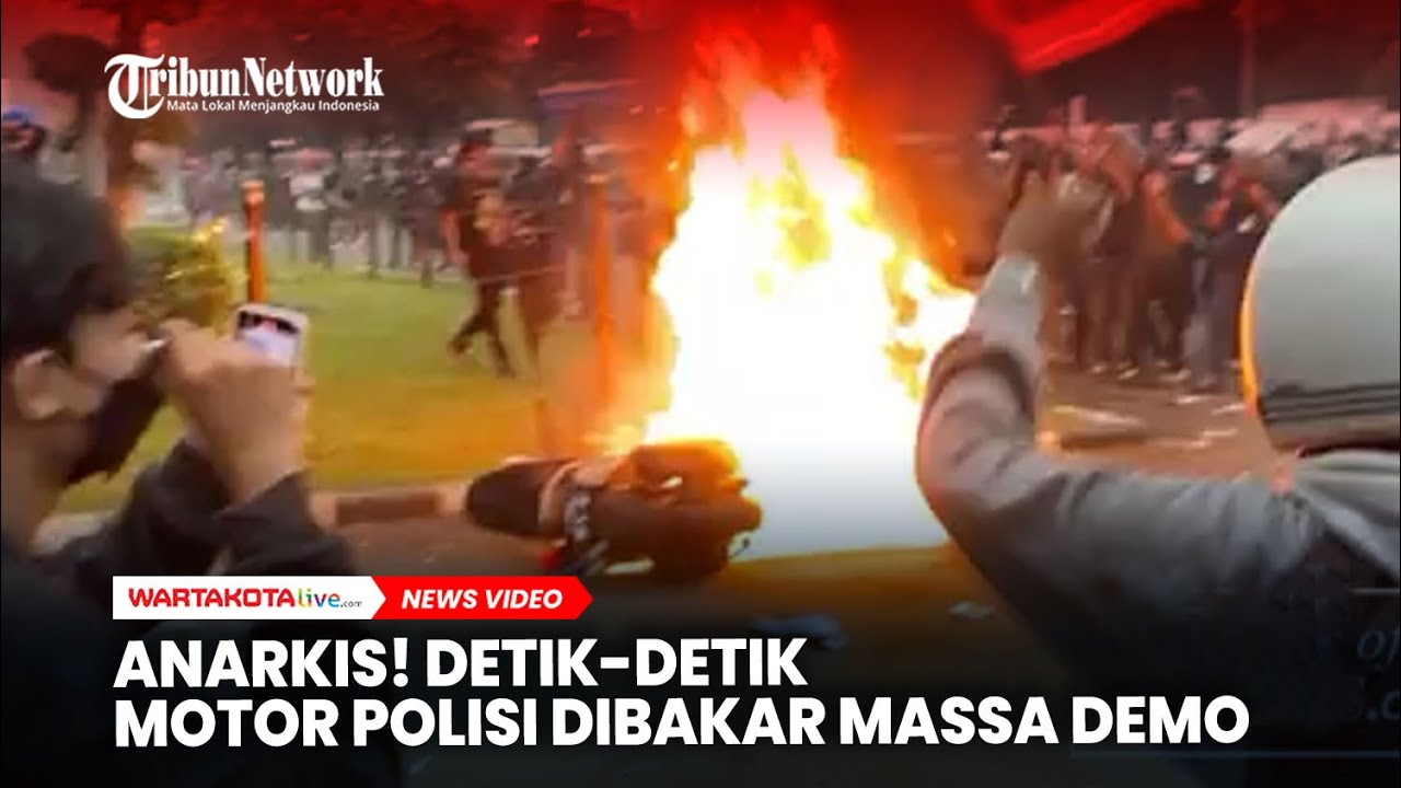ANARKIS! Detik-detik Motor Polisi Dibakar Massa Demo di Depan Gedung DPR