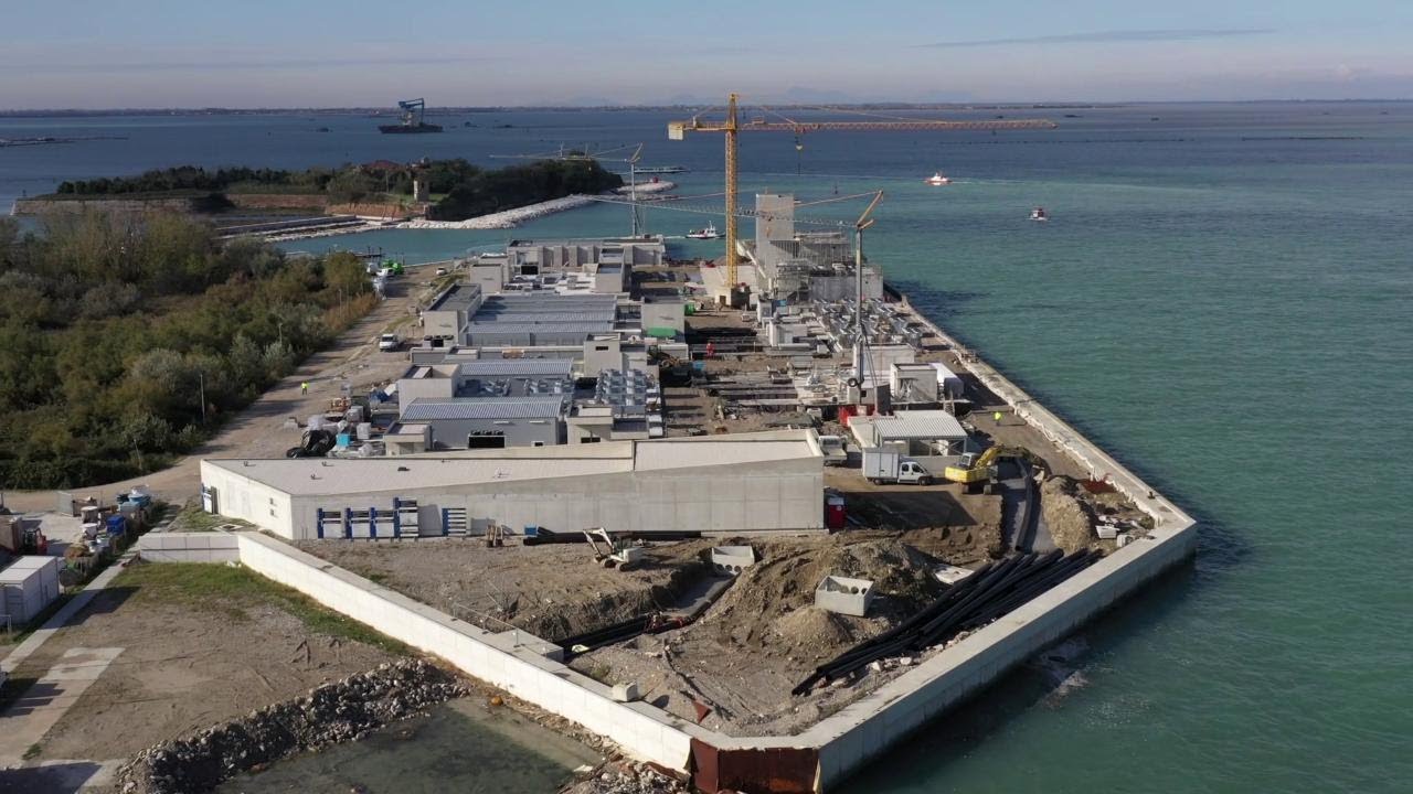 Acqua alta a Venezia, il cantiere del Mose visto dal drone