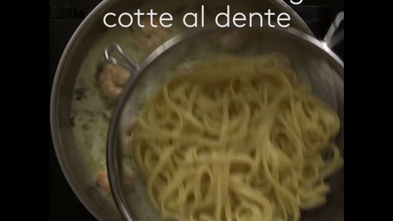 Linguine alla crema di limone e menta con gamberi.
