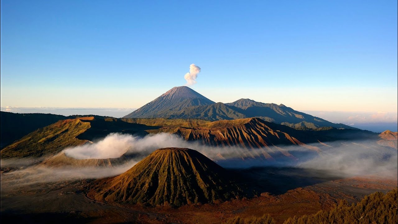 Mount Bromo in 4K: Epic Drone Flight Over Indonesia’s Volcano