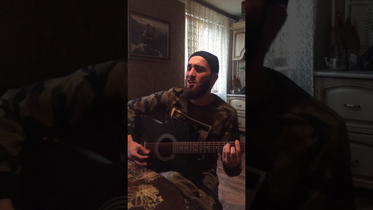 Зелимхан Темирсултанов, как то у меня в гостях. В сигаретном дыму.