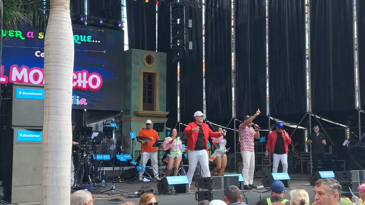 El Morocho ( Levantando las manos ) Carnaval  de  día . 15 / 2/2026