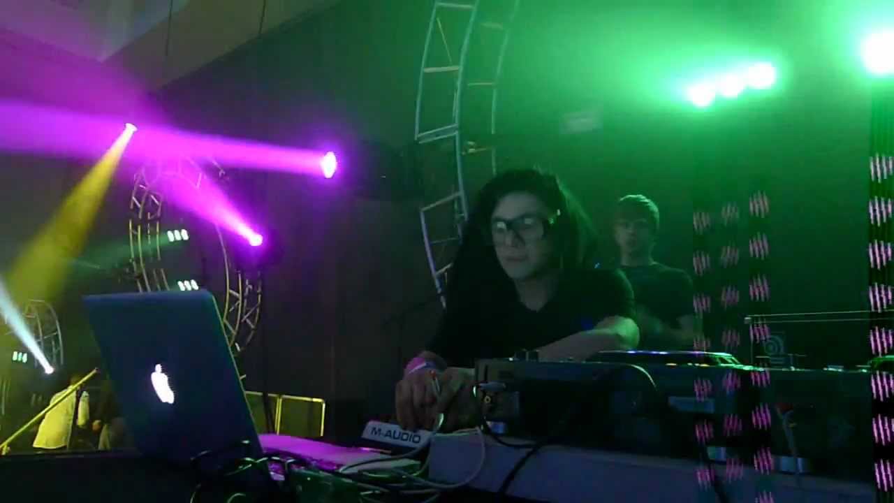 Skrillex Weekends Mash-up Live @ Meltdown 2010
