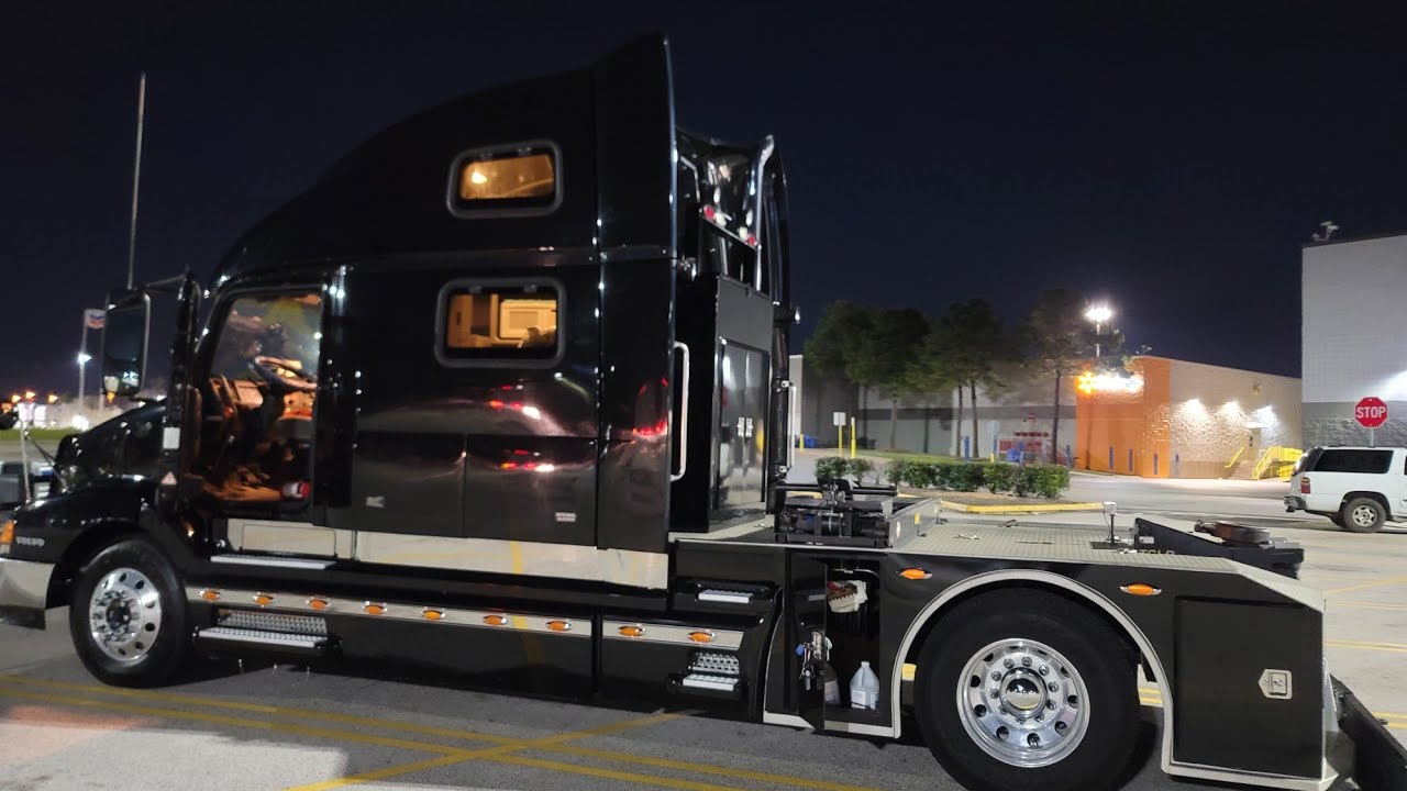 THE GAMBLER PART 2; VOLVO HDT RV HAULER VNL770 2002 DAYTIME VIEW