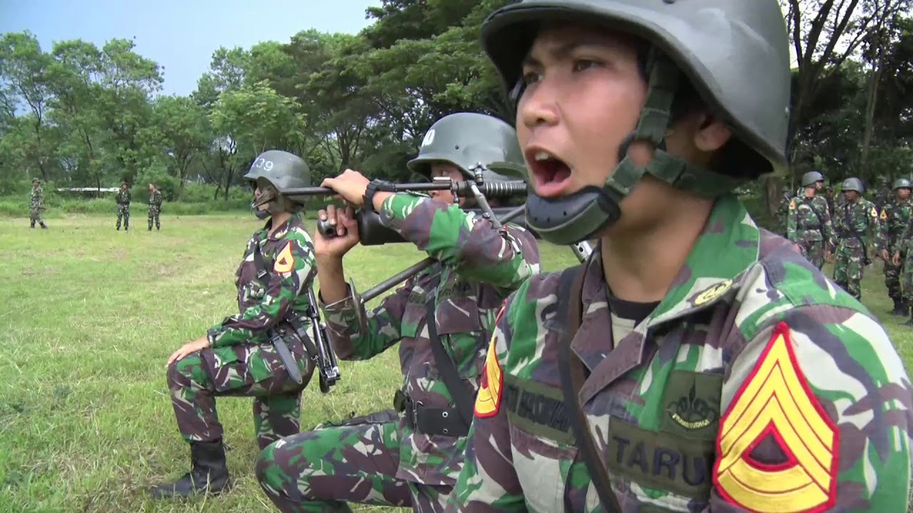 TARUNA MENEMBAK MORTIR