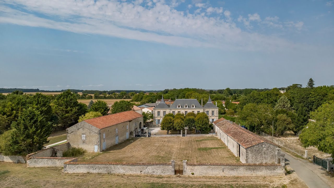 Château d’Exception avec Dépendances, Piscine et Jardin Paysager – Proche de St Jean d’Angély