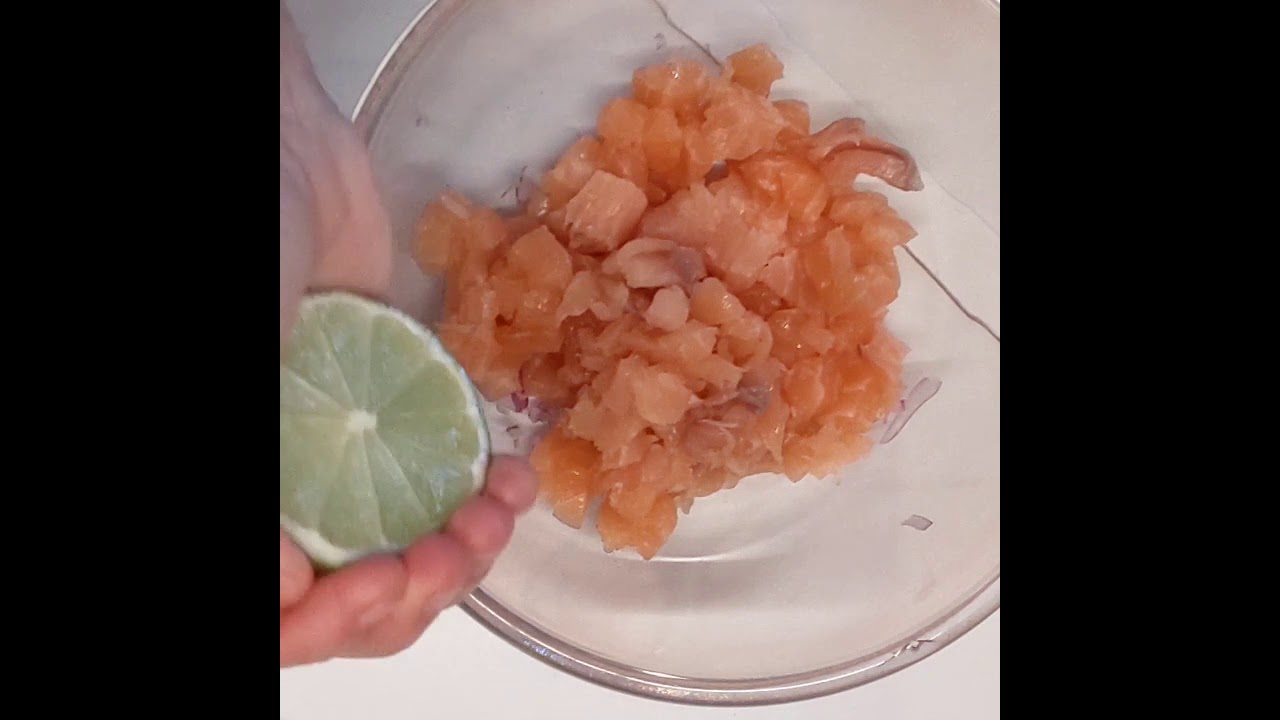 CANELÓN DE TARTAR DE SALMÓN Y AGUACATE CON MAYONESA DE WASABI
