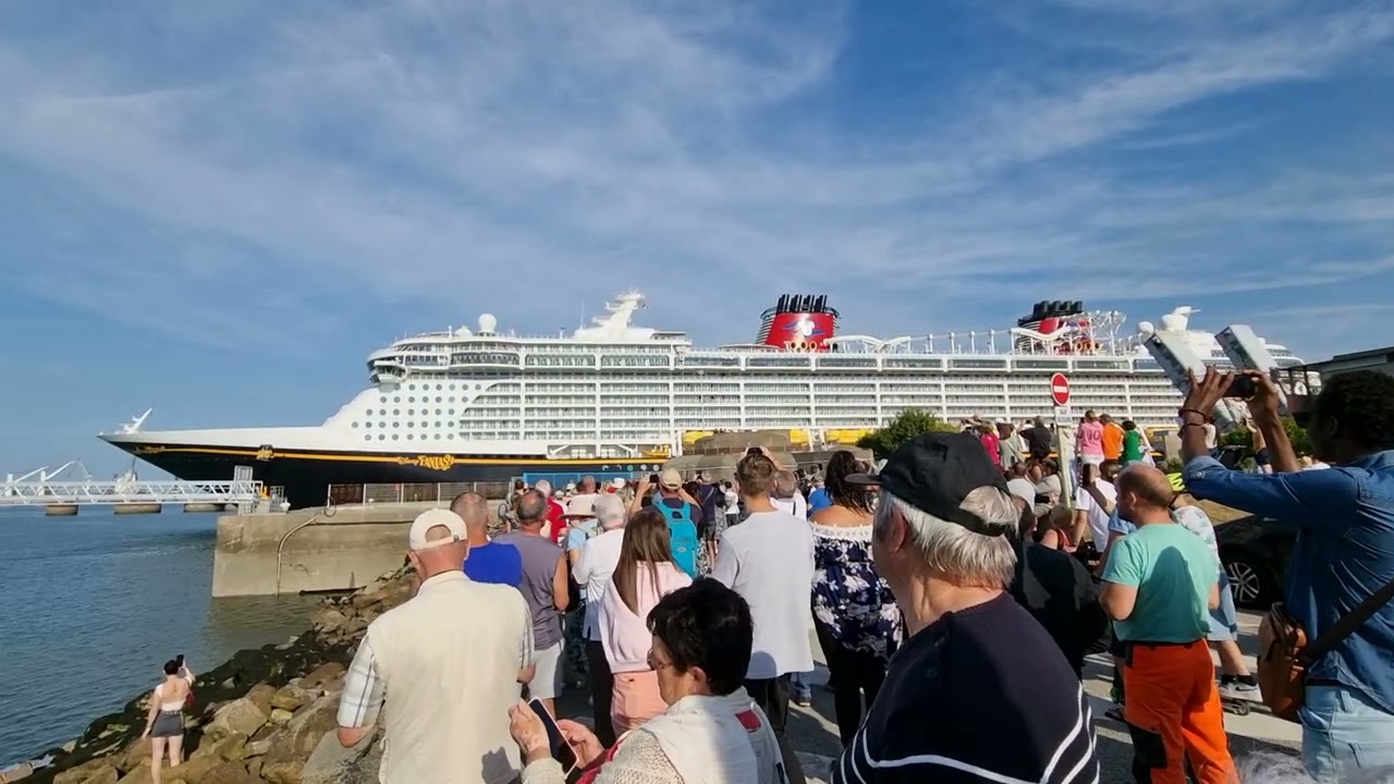 Départ du Disney Fantasy de Cherbourg lors de son escale inaugurale du 23 août 2025