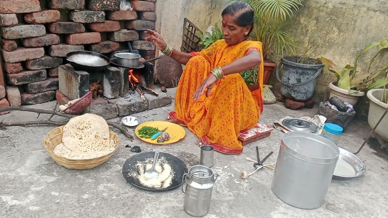 🤩(चुलीवरचे गावरान जेवण) चुलीवर कांदा-टोमॅटो भाजून बेसनाची आमटी,  तळलेल्या  मिरच्या आणि भाकरी 