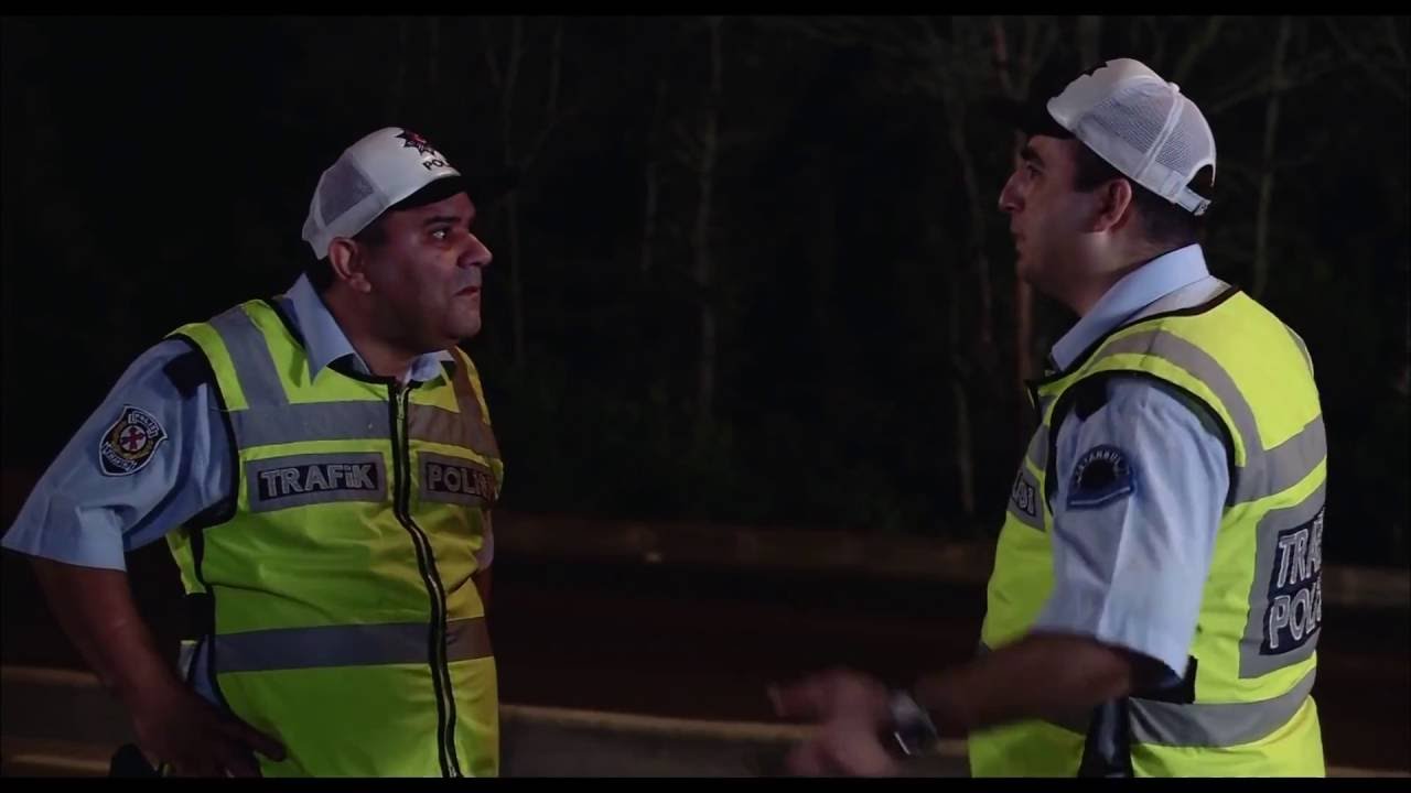 Kolpa&ccedil;ino - Polis &Ccedil;evirme Sahnesi | Yok Amına ! | HD Komik