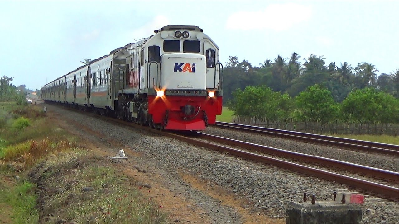 HUNTING KERETA API NGEBUT PARAH DI JALUR LURUS DEKAT STASIUN RANDEGAN
