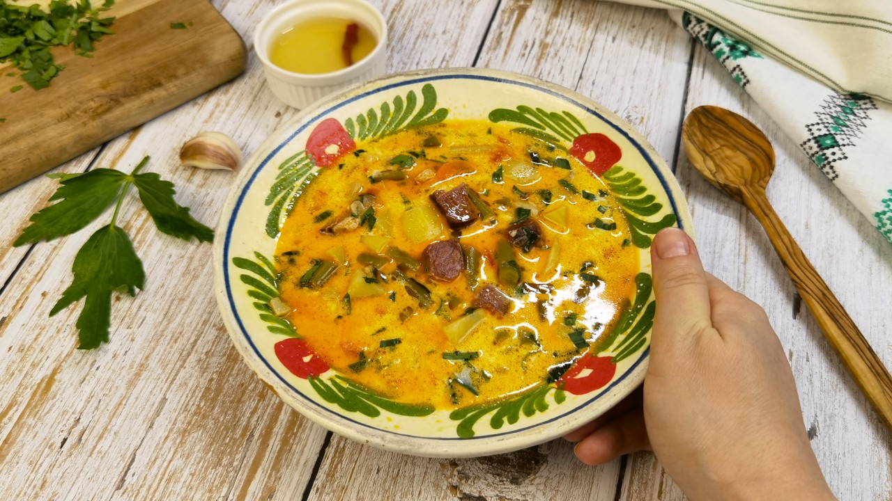 Se drege cu smantana dar fara galbenus de ou! Ciorba de fasole verde pastai cu afumatura si usturoi!