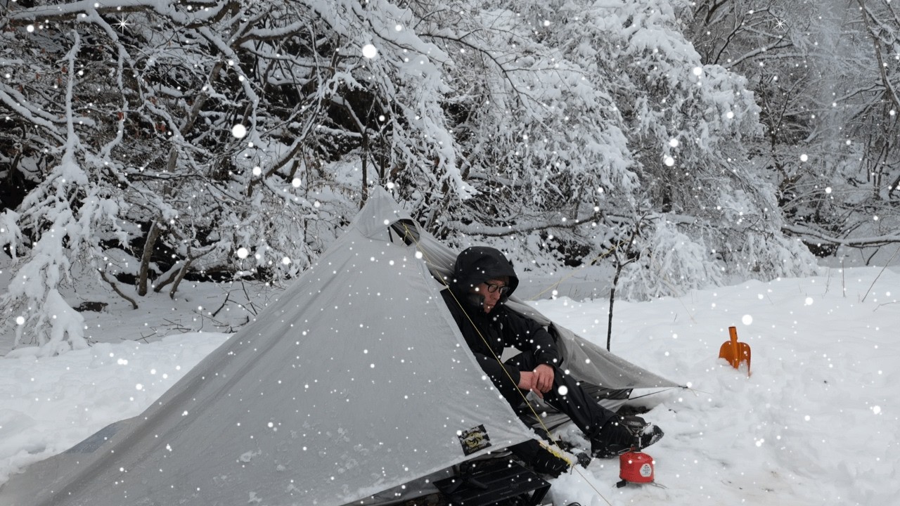 【徒歩キャンプ】大雪に埋もれながら一晩の野営。春が訪れる前の渓谷で雪中ソロキャンプ。