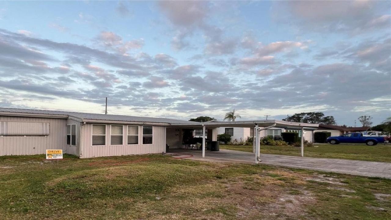 319 THOMAS AVENUE, FROSTPROOF, FL Presented by Malak Benbachir.