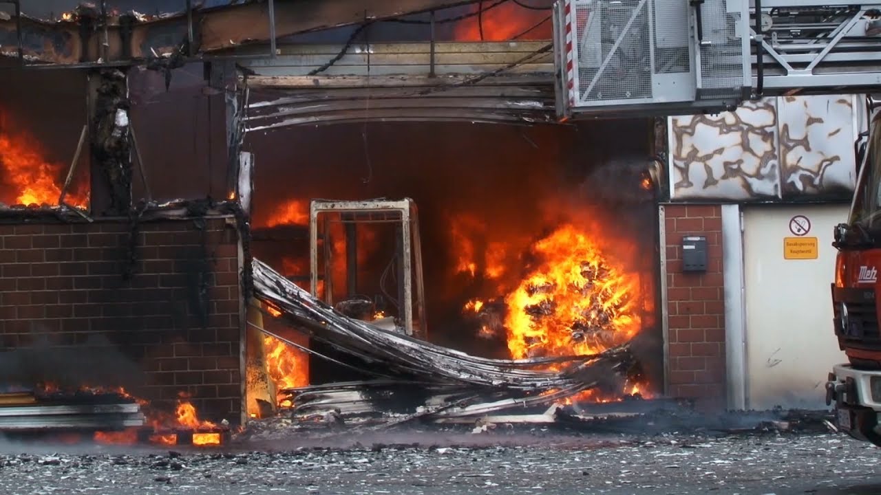 Großbrand in Rheine – Lagerhalle steht in Flammen