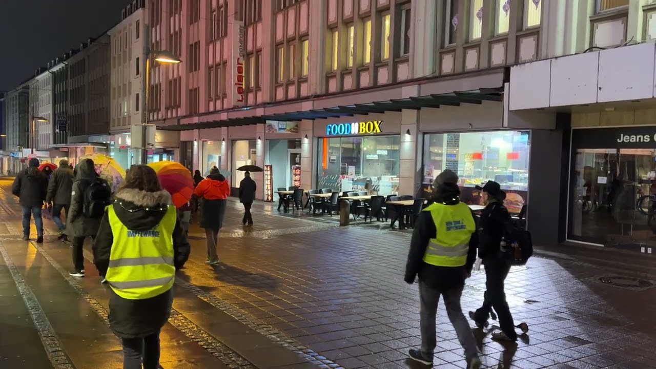 Do.03.02.2022 Kiel Demonstration oder Spaziergang — Holstenstraße