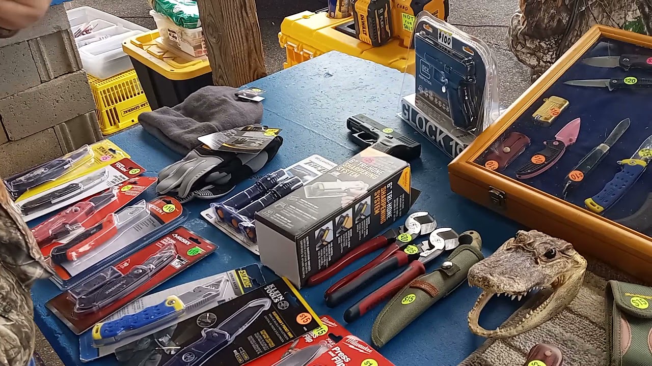 ITS FREAKING FREEZING AT THE FLEA MARKET REAL GUNS FOR SALE