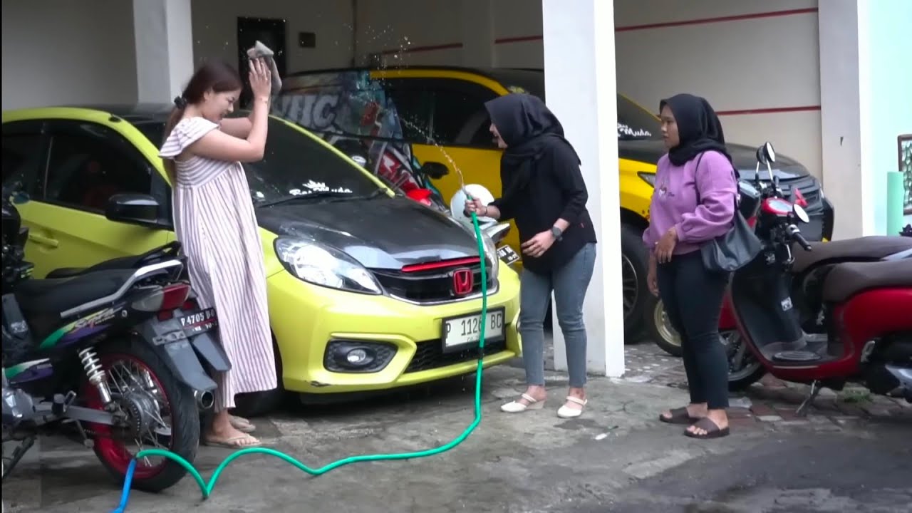 ISTRI BOS MUDA PURA² JADI PEMBANTU MALAH DISIRAM SAMA ASISTENNYA YG SOK TINGGI Tapi akhirnya di.....